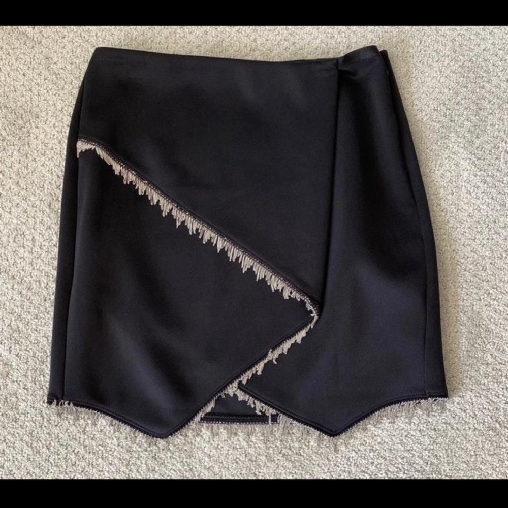 Chain detailed skirt